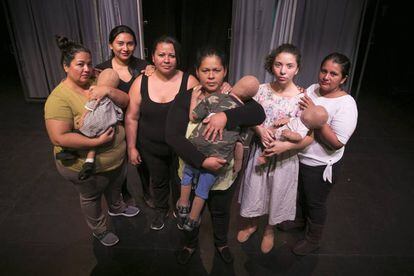 Desde la izquierda, Ruth Henríquez, Magali Lemus, Magali Henríquez, Evelyn Chileno, Marian Santamaría y Wendy Hernández, elenco de la obra 'Si vos no hubieras nacido'.