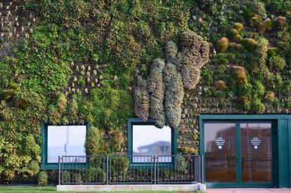 Más de 1.200 metros cuadrados de vegetación —44.000 plantas y 200 especies de flores— cubren la fachada del centro comercial Fiordaliso en Rozzano, cerca de Milán (Italia). Diseñado por el arquitecto Francesco Bollani, es uno de los muros verdes más grandes del mundo.