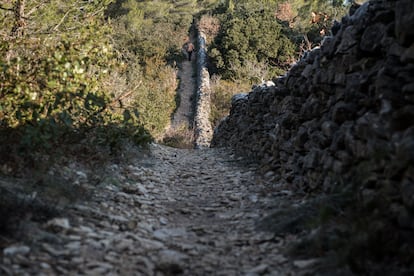 Uno de los tramos del muro reconstruido.