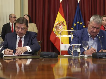 El ministro de Agricultura, Luis Planas (izquierda), y el secretario general de UPA, Lorenzo Ramos Silva, firman el acuerdo de 43 medidas, este miércoles en Madrid.