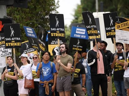Integrantes del sindicato de actores SAG-AFTRA durante una protesta a las afueras de los estudios de Sony, en California, el pasado 29 de septiembre de 2023.