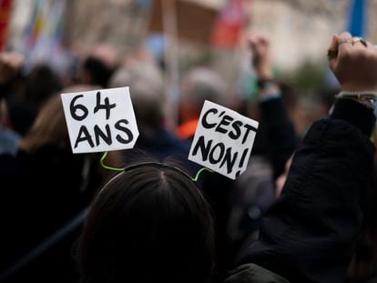Lema contra la reforma de las pensiones que impulsa Emmanuel Macron, en una manifestación en Marsella, este sábado.