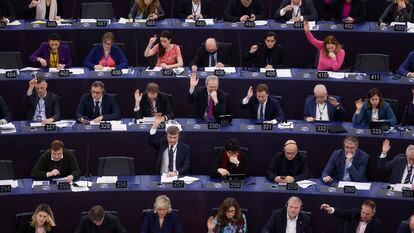 Los eurodiputados, votando la Ley de IA en el Europarlamento, el 13 de marzo en Estrasburgo (Francia).