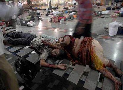 Cadáveres tendidos en la estación de ferrocarril Chatrapathi Sivaji de Bombay, tras los ataques del miércoles.