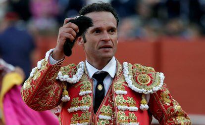 El diestro Antonio Ferrera saluda al público con una oreja cortada, el pasado 4 de mayo en La Maestranza de Sevilla.