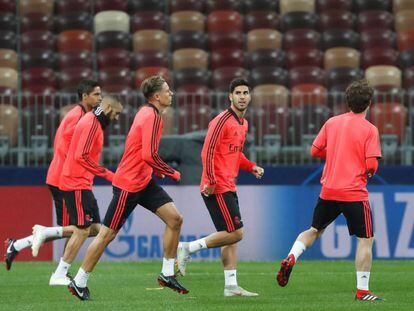 Asensio, segundo por la derecha, durante el entrenamiento del Real Madrid en Moscú.