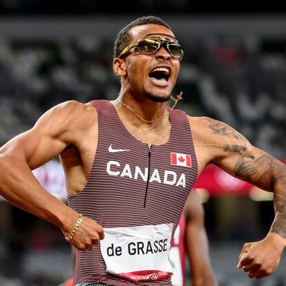 Tokyo (Japan), 04/08/2021.- Gold medalist Andre De Grasse of Canada celebrates after winning the Men's 200m final during the Athletics events of the Tokyo 2020 Olympic Games at the Olympic Stadium in Tokyo, Japan, 04 August 2021. (200 metros, Japón, Tokio) EFE/EPA/CHRISTIAN BRUNA