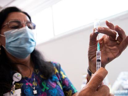 Una enfermera prepara una vacuna del laboratorio chino Sinovac en un centro de Salud, en Santiago, el 12 de febrero pasado.