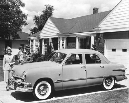 Noviembre de 1950. Cartel publicitario del Ford Custom sedán de cuatro puertas.