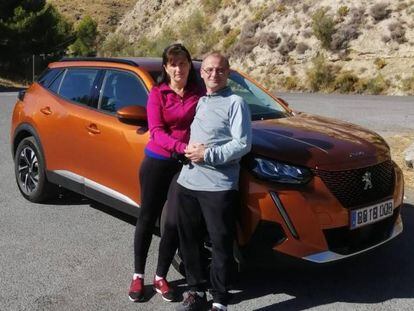 José Antonio Fernández y su mujer, los únicos habitantes con coche eléctrico en Escúzar, Granada.