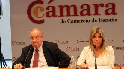 El presidente de la Cámara de Comercio de España, José Luis Bonet, y la Directora General de Sigma Dos, Rosa Díez, durante la presentación del estudio sobre clima empresarial en España. 