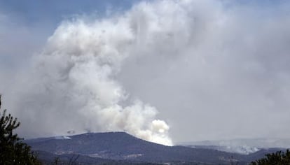 Una densa humareda se alza desde la zona afectada por el fuego en Andilla.