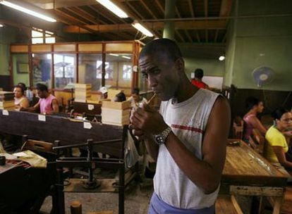 Un trabajador de una fábrica de tabaco de La Habana fuma durante un descanso.