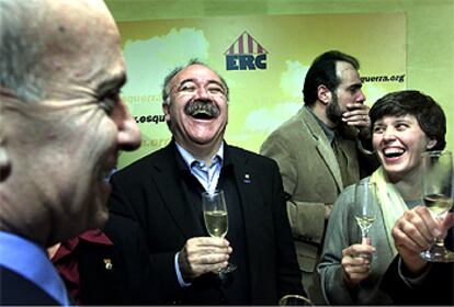 De izquierda a derecha, Pere Esteve, Josep Lluís Carod y Joan Ridao, ayer, celebrando los resultados con cava.