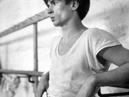 Rudolf Nureyev, durante un descanso de un ensayo.