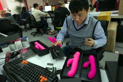 Un operario revisa juguetes sexuales en una fábrica de Dongguan. / WANG ZICHENG (IMAGINECHINA)