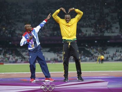 Usain Bolt en el podio de los 4x100 relevos con Mo Farah.