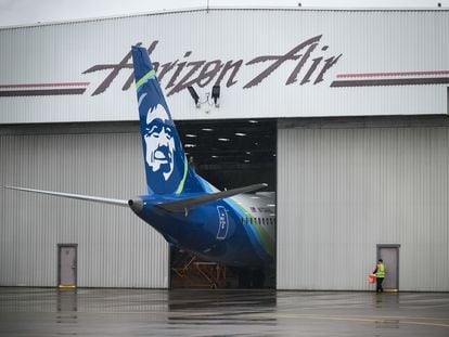 El avión N704AL de Alaska Airlines accidentado en un hangar del Aeropuerto Internacional de Portland el 9 de enero.
