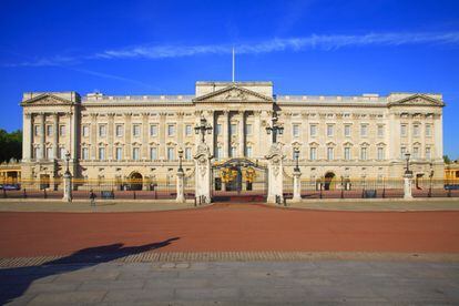 El más mítico de sus palacios y la residencia oficial de la monarquía británica en Londres desde 1837. Consta de 775 habitaciones, incluidas 188 habitaciones para el personal, 92 oficinas, 78 baños, 52 habitaciones reales y de invitados y 19 salas de estado. Su valor está estimado en 1.500 millones de euros.