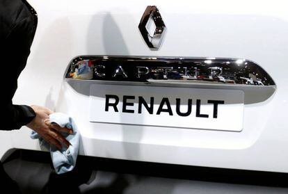Un trabajador limpia un Renault Captur.