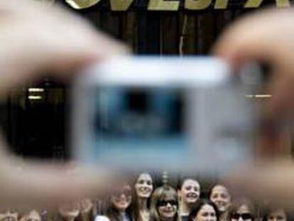 Un grupo de personas se fotografían en la Bolsa de Brasil, situada en la ciudad de Sao Paulo