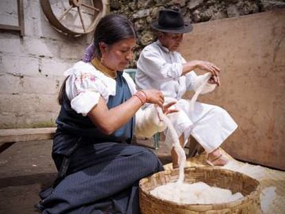 Una familia andina, durante la fabricaci&oacute;n de alfombras artesanales en Ecuador.
