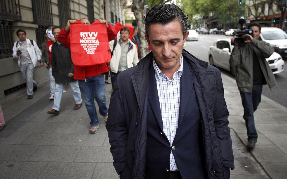 Pedro García Gimeno, increpado por extrabajadores de Canal 9 tras prestar declaración en la Audiencia Nacional de Madrid.  