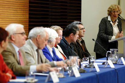 La alcaldesa de Madrid, Manuel Carmena (derecha), en la presentaci&oacute;n de los miembros del Comisionado de la Memoria Hist&oacute;rica en mayo.