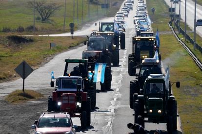 Los agricultores conducen sus tractores a lo largo de una carretera durante una protesta en Gualeguaychú (Argentina), este miércoles.