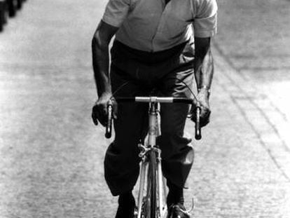 Federico Mart&iacute;n Bahamontes, subiendo los montes de Toledo en bicicleta en 1998.