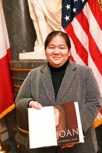 Katherine J. Chen, con su novela, en la Biblioteca Americana de París.