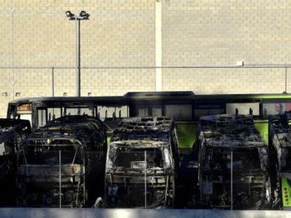 Seis de los ocho autobuses de la empresa de transporte p&uacute;blico Bizkaibus que han quedado completamente calcinados esta madrugada.