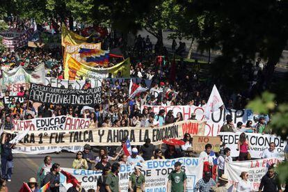 Cientos de manifestantes en una marcha estudiantil en Chile.