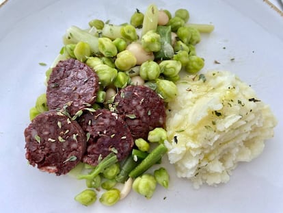 Garbanzos verdes con butifarra, ajos tiernos y puré de patatas. J.C. CAPEL