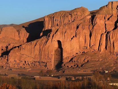 Imagen del colosal hueco que dejaron los budas de Bamiyán (Afganistán) tras ser dinamitados en 2001. |