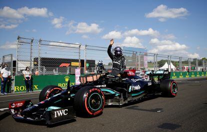 El piloto de Mercedes Lewis Hamilton celebra tras ganar la 'pole' para la carrera de mañana en el GP de Hungría.