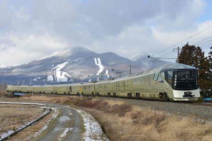El tren 'suite shiki-shima' a su paso por la localidad de Inawashiro, en la prefectura de Fukushima, en Japón.