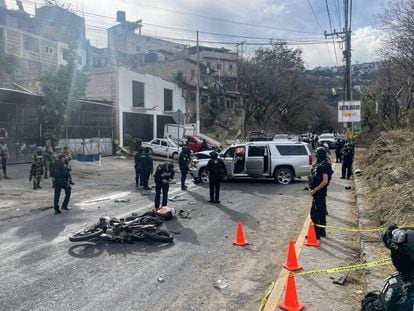 Policías en la escena del atentado contra el alcalde de Taxco, Mario Figueroa, el 15 de febrero en el Estado de Guerrero.