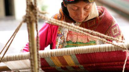 Una tejedora en su telar en Cuzco (Per&uacute;).