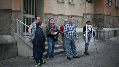 Vecinos de Nou Barris,en una de las fincas que se acogerá a plan de rehabilitación.