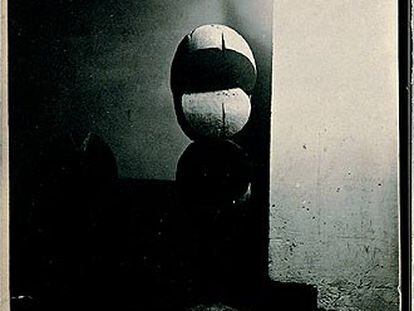<i>Eva Roble</i> (1916- 1921) y <i>El recién nacido II<i> (mármol blanco, hacia 1916), de Brancusi.