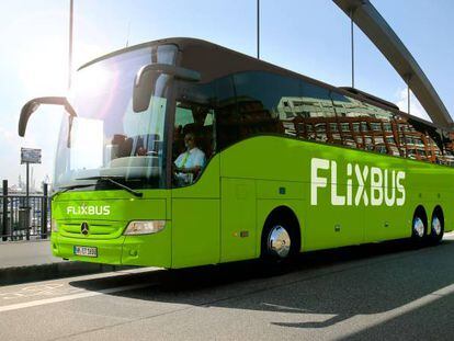 Autobús rotulado con la marca FlixBus.