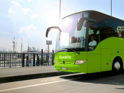 Autobús rotulado con la marca FlixBus.