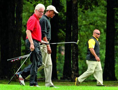 El expresidente Bill Clinton jugando al golf con Barack Obama en 2011 y quizá contándole las ventajas de tener vecinos otra vez.