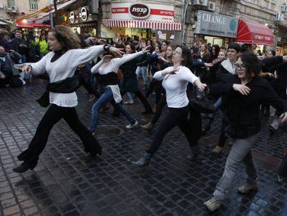 Mujeres israel&iacute;es bailan en la calle como protesta.