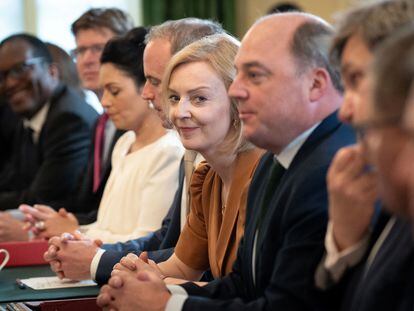 La ministra de Exteriores del Reino Unido, Liz Truss, candidata a liderar el Partido Conservador, en el centro de la foto, este martes en la reunión del consejo de ministros.