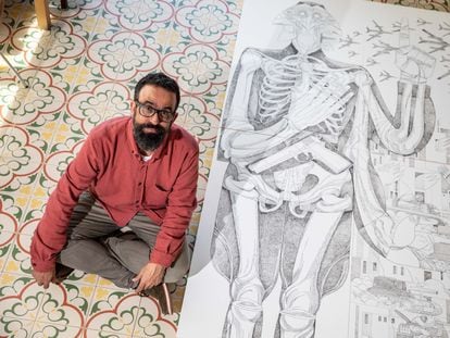 El ilustrador e historietista Sergio García junto a su obra 'Guerra', inspirada en el 'Guernica' y que se expone en el Museo Picasso de París.