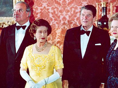 Desde la izquierda, el excanciller alemán Helmut Kohl, la reina Isabel II, el expresidente de EE UU Ronald Reagan, y la ex primera ministra británica Margaret Thatcher, en el Palacio de Buckingham, el 10 de junio de 1984.
