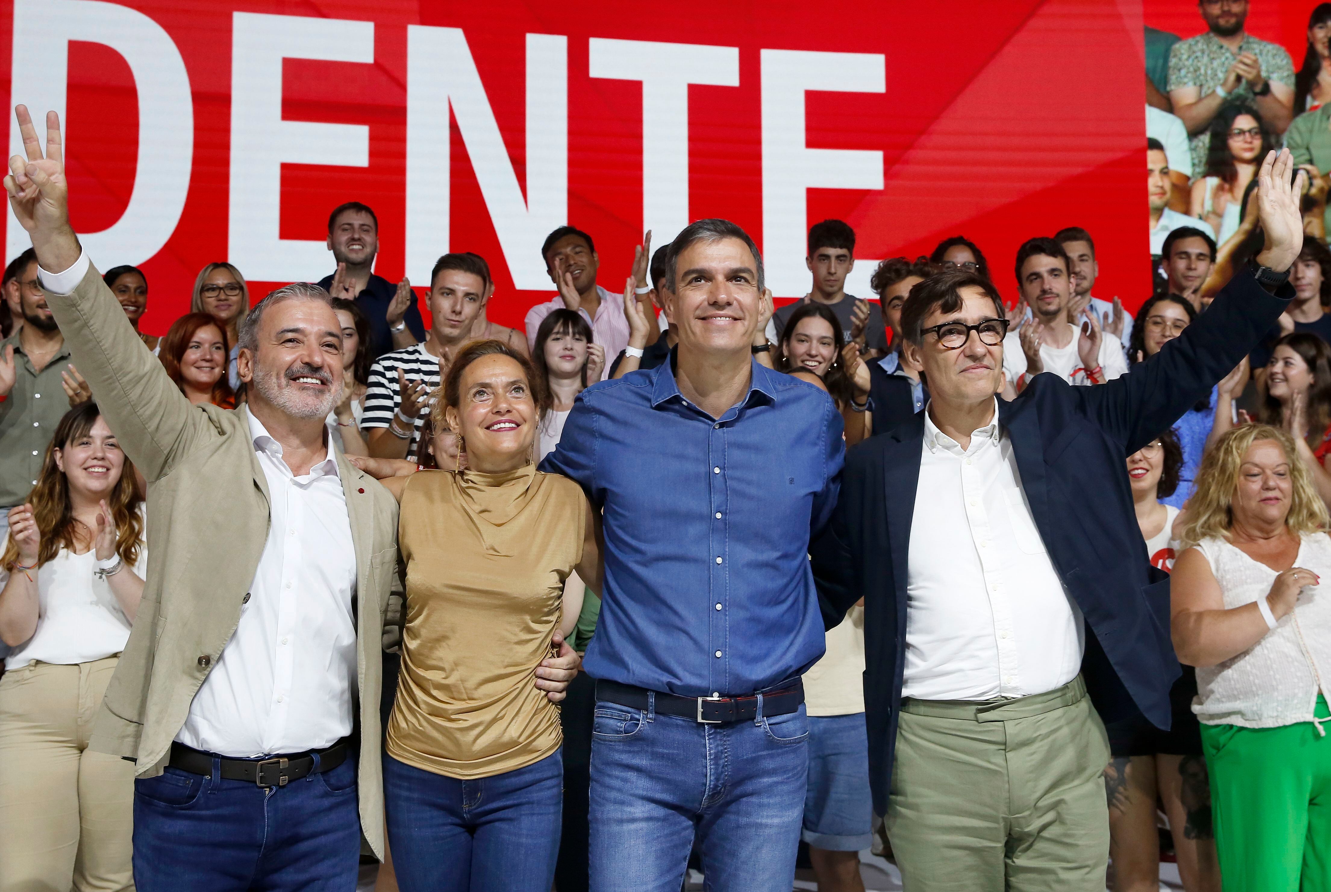 BARCELONA 16/07/2023.- El presidente del Gobierno Pedro Sanchez , acompañado por el primer secretario del PSC, Salvador Illa (d), la candidata al Congreso Meritxell Batet y el alcalde de Barcelona, Jaume Collboni (i), durante el acto central de campaña del PSC celebrado esta mañana en el Palau de Congressos de Barcelona. EFE/ Andreu Dalmau
