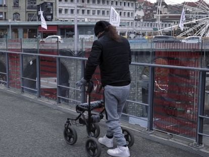 Michel Rocatti camina con un andador tras haber quedado parapléjico en un accidente.